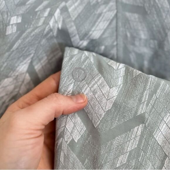 Lululemon Swift Speed High-Rise Tight 28" Chevron Silver Blue White, Size 2 - Picture 8 of 12